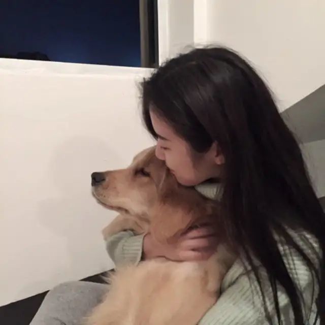 一位女孩家养了一只狗狗,记忆中从她记事开始