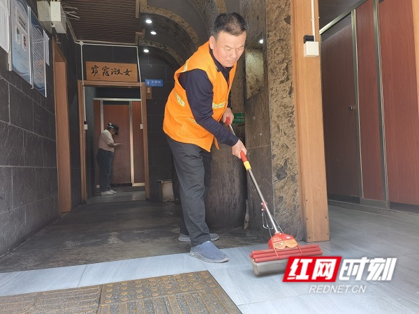 “五一”里的劳动者：长沙太平街上的守厕人